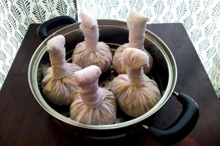 Tampons vapeur de plantes ayurvédiques - om massages indiens -Paris la chapelle