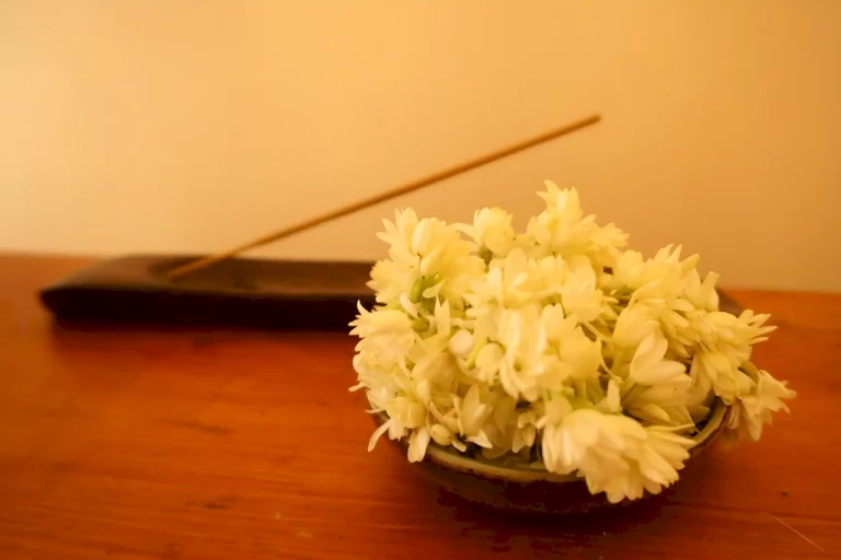 bol de fleurs de jasmin frais et bâton d'encens | Om massages indiens Paris 18e