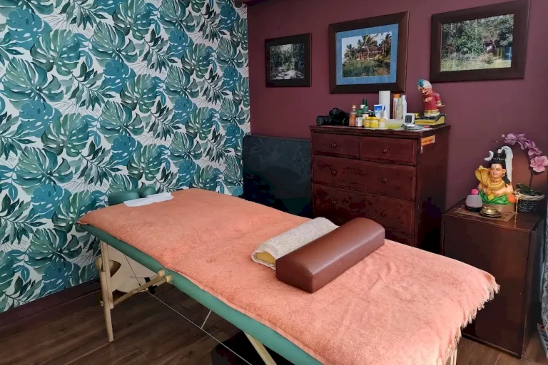 espace massage avec table et huiles ayurvédiques | Om massages indiens paris 18e la chapelle